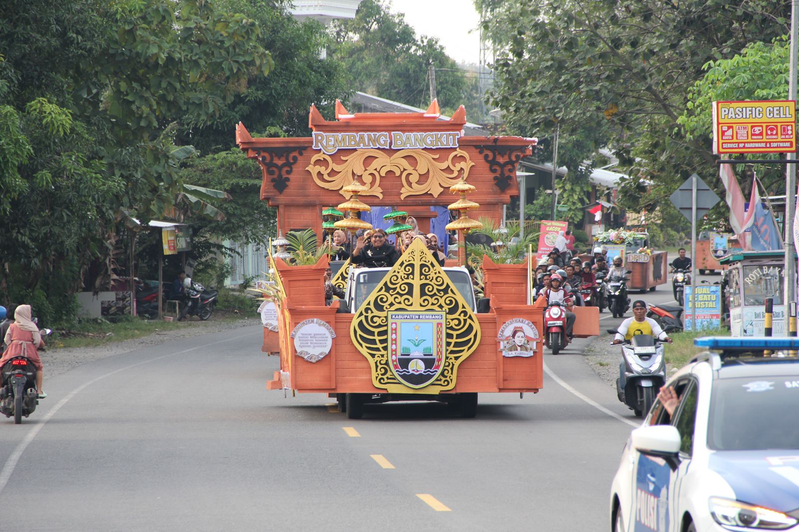 Bappeda Rembang Ikuti Kirab Pataka dalam Rangka Peringatan Hari Kartini 2025